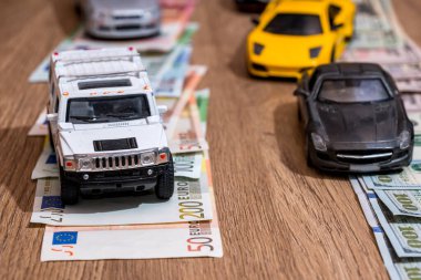 Avro ve dolarlarla dolu küçük bir araba.