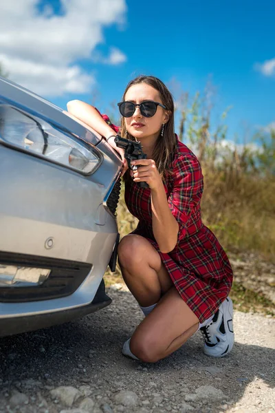 Hübsche Junge Frau Mit Waffe Der Nähe Ihres Autos Bei — Stockfoto