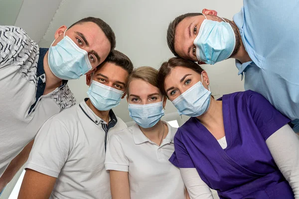 Group Dentists Holding Medical Instruments Stant Circle Meeting Patient Hospital — Stockfoto