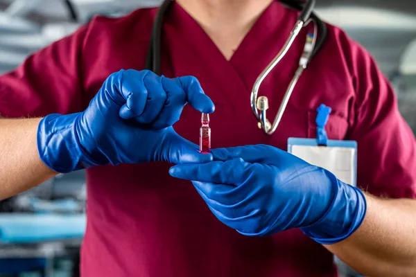 Orvosi Asszisztens Kéz Kesztyűben Tartó Vakcina Vagy Érzéstelenítő Üveg Üveg — Stock Fotó
