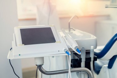 Stomatolojik enstrümanı kapatın. Klinikte boş modern dişçilik