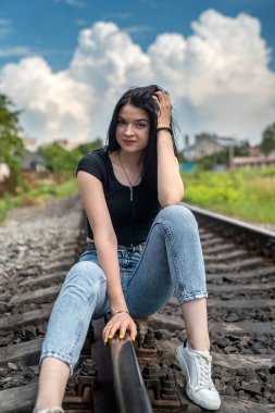 Genç ve güzel bayan yazın doğada tren raylarında iyi eğlenceler.