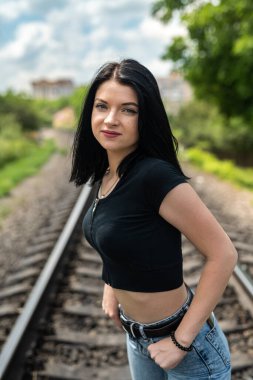 Kadınlar tren raylarında yürür, yaz gezisi