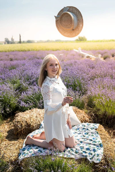 Attractive Woman Fashion Makeup Posing Lavender Field — Stock fotografie