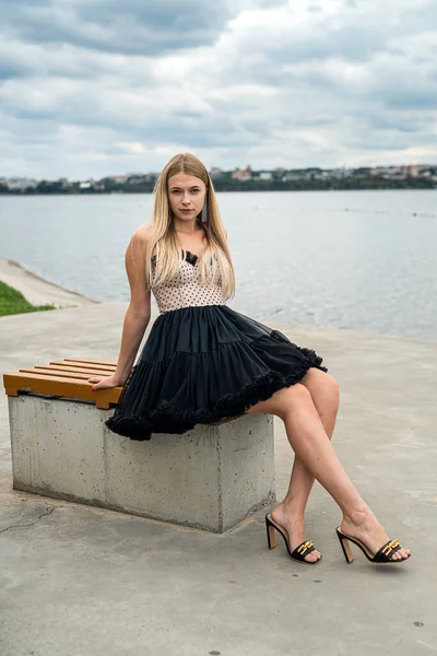 Beautiful Blonde Girl Black Elegant Fashionable Dress Stand Lake Relax — Foto de Stock