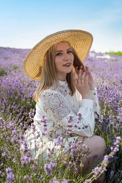 Hermosa Joven Sombrero Paja Sentado Fondo Campo Lavanda —  Fotos de Stock