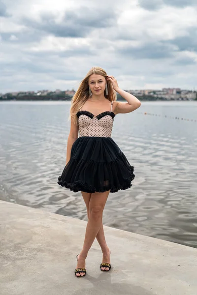 Hermosa Joven Con Vestido Largo Oscuro Fondo Del Cielo Agua — Foto de Stock