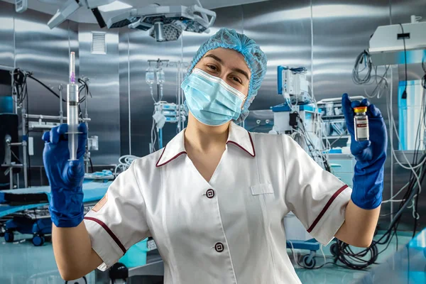 Arzthelferin Uniform Mit Antibiotika Oder Covid Impfdosis Operationssaal Des Krankenhauses — Stockfoto