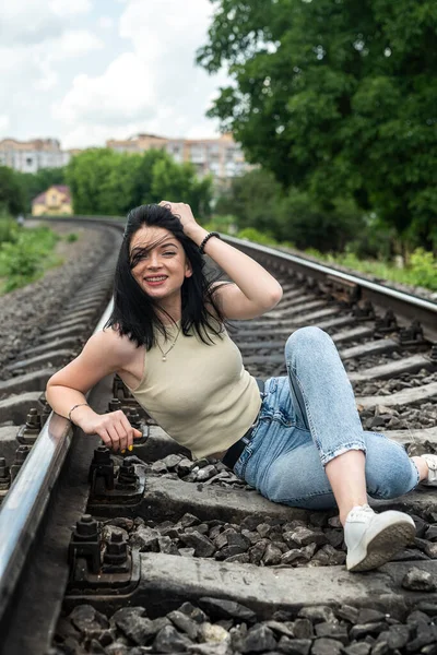 Mulher Feliz Sentado Estrada Ferro Pano Verão Trilhas Ferroviárias Estilo — Fotografia de Stock