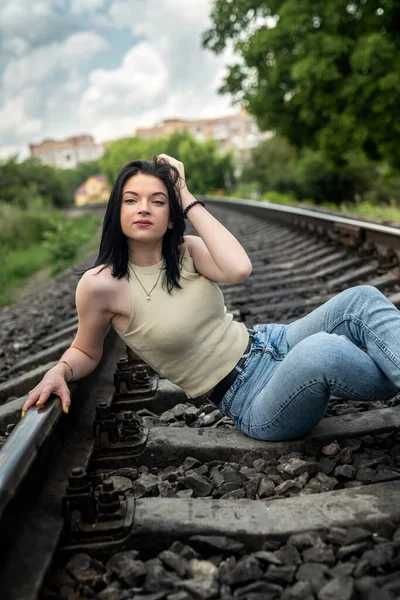 Retrato Bela Jovem Mulher Pano Verão Posando Perto Ferrovia Viagem — Fotografia de Stock