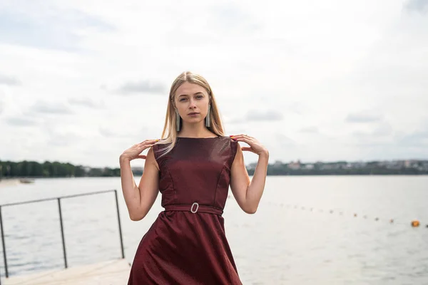 Portrait Young Woman Red Dress Pond Relax Enjoy Summer Hot — Foto Stock