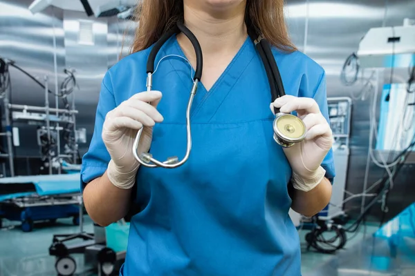 Die Hübsche Gesundheitshelferin Trägt Allein Krankenzimmer Blaue Uniform Medizinisches Konzept — Stockfoto