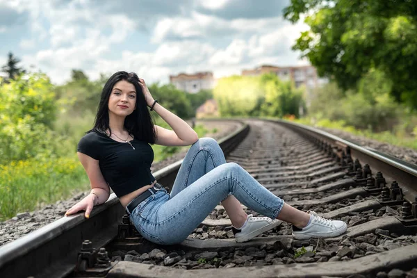Young Prety Lady Enjoy Summer Time Train Track Nature — Fotografia de Stock
