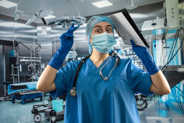 Female Doctor Medical Physician Standing Operating Room Modern Clinic Writing — Stockfoto