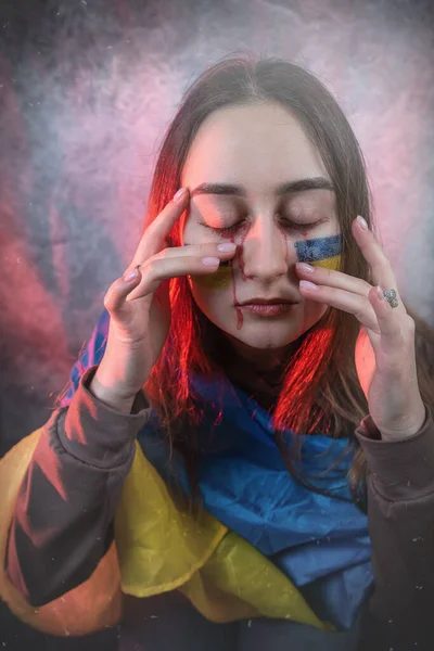 Mujer Envuelta Una Bandera Ucraniana Grita Por Guerra Iniciada Por — Foto de Stock