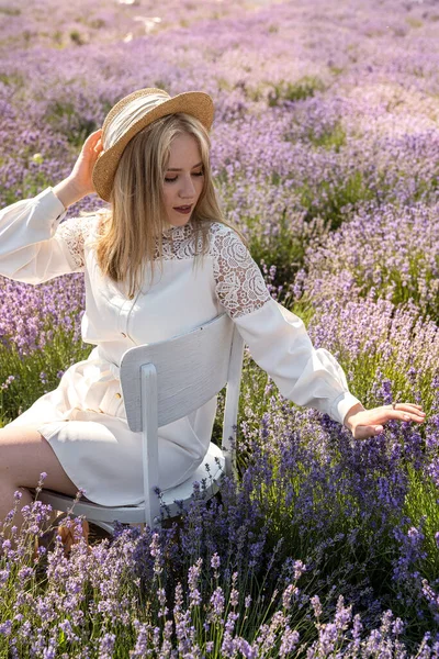 Young Blonde Woman Hat Sitting Lavender Field — Stock fotografie