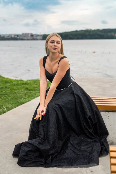 Hermosa Joven Con Vestido Largo Oscuro Fondo Del Cielo Agua — Foto de Stock