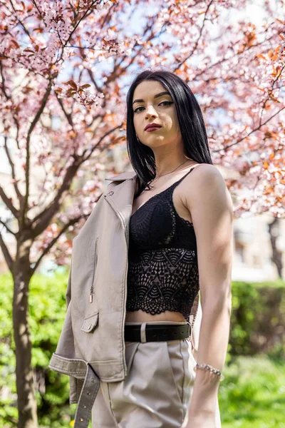 Fashion Pretty Girl Posing Blooming Tree Branches Spring Lifestyle — Stockfoto