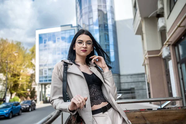 Portrait Fashion Woman City Center High Rises Lifestyle — Foto Stock