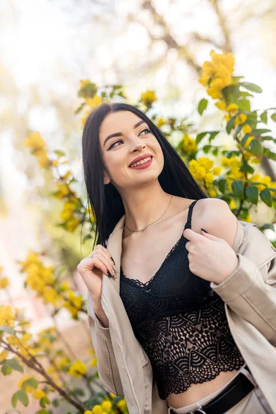 Pretty Young Woman Posing Blooming Cherry Spring Garden Perfect Day — Stock fotografie