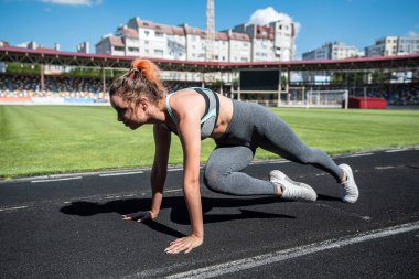 Stadyumda esneme hareketleri yapan bir kadın. fitness konsepti