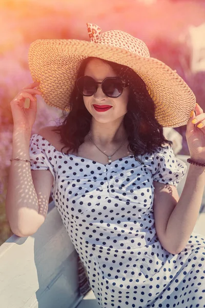 Mujer Joven Moda Sombrero Posando Campo Lavanda —  Fotos de Stock