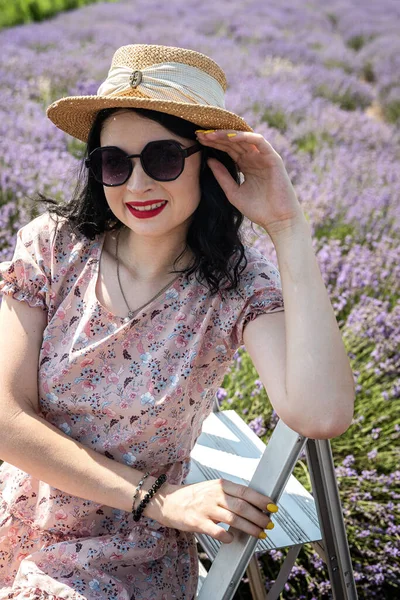 Joven Mujer Morena Atractiva Sombrero Rodeado Flores Lavanda —  Fotos de Stock