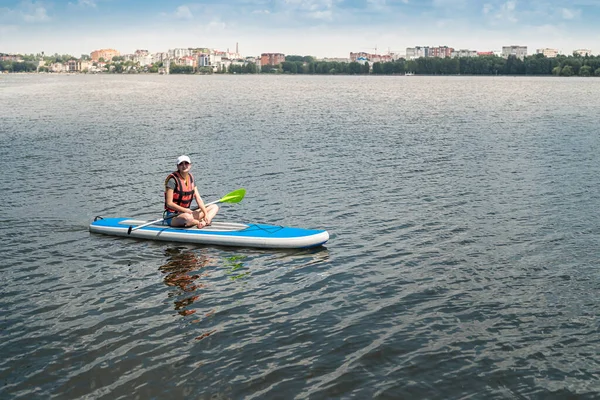 Mujer Bonita Joven Chalecos Salvavidas Naranjas Surfea Supboard Lago Ciudad — Foto de Stock