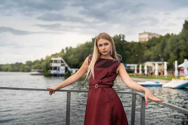 Menina Bonita Vestido Vermelho Escuro Moda Longa Perto Lagoa Parque — Fotografia de Stock