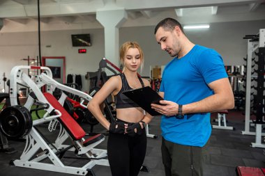 Bir çift genç zayıf insan spor salonunda birlikte spor yapıyor. egzersiz uygunluğu