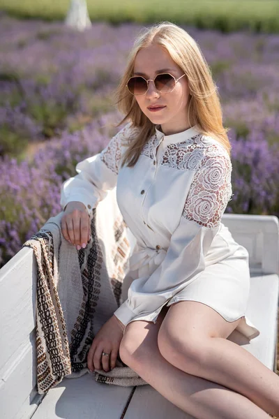 Atraktivní Mladá Žena Sedí Křesle Obklopen Levandulovým Polem — Stock fotografie