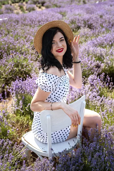 Young Attractive Brunnete Woman Hat Surrounded Lavender Flowers — Stock fotografie