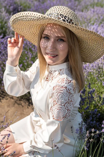 Young Blonde Woman Hat Sitting Lavender Field — стоковое фото