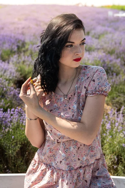 Attractive Woman Fashion Makeup Posing Lavender Field — Stock fotografie