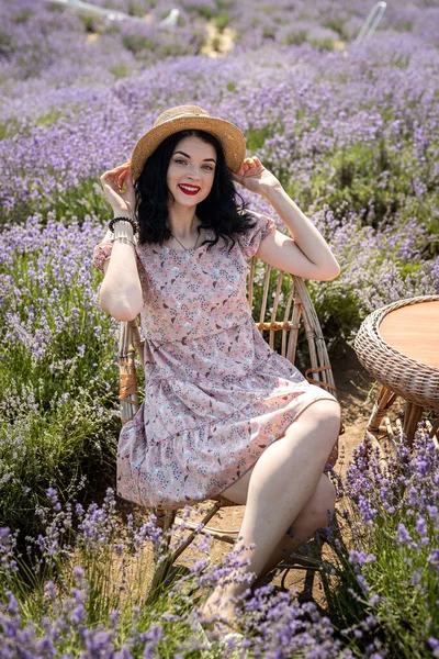 Attractive Woman Fashion Makeup Posing Lavender Field — Stock fotografie