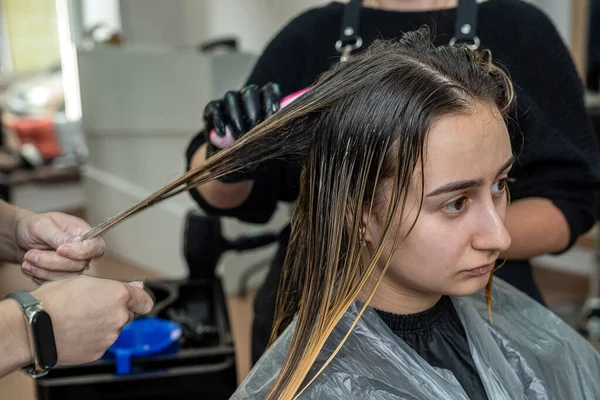 Beautiful Young Brunette Girl Sitting Procedure Hair Coloring Best Master — Stock Photo, Image