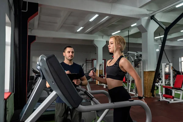 Fit Female Client Running Treadmill Her Personal Trainer Sport Centre — ストック写真