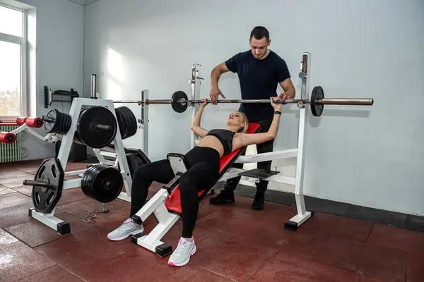 Cliënt Met Poersonal Trainer Doet Workout Oefening Sportschool Buikkrampen — Stockfoto