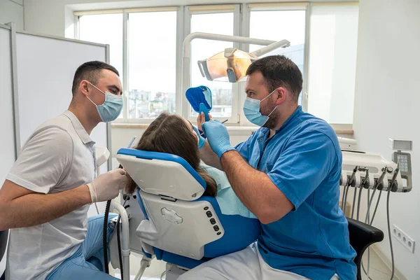 Diş Hekimi Asistanı Ağız Boşluğunu Inceler Hastayı Tedavi Ederler Diş — Stok fotoğraf