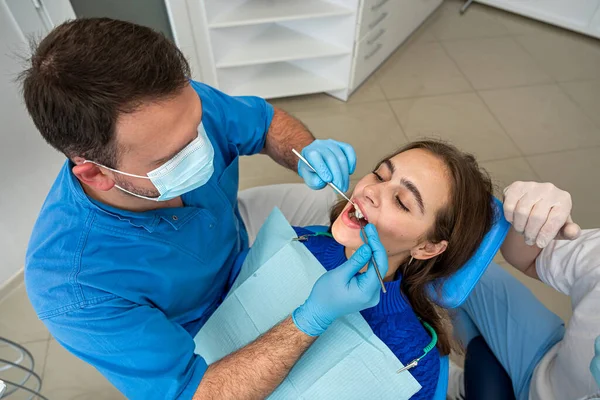 Επαγγελματική Θεραπεία Γυναικεία Δόντια Ασθενή Στην Οδοντιατρική Κλινική Υγειονομική Περίθαλψη — Φωτογραφία Αρχείου