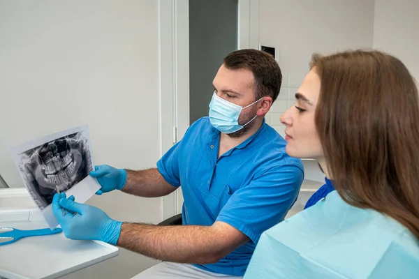Młody Pacjent Stomatologii Patrzy Świeżo Zrobione Zdjęcie Zębów Celu Dalszego — Zdjęcie stockowe