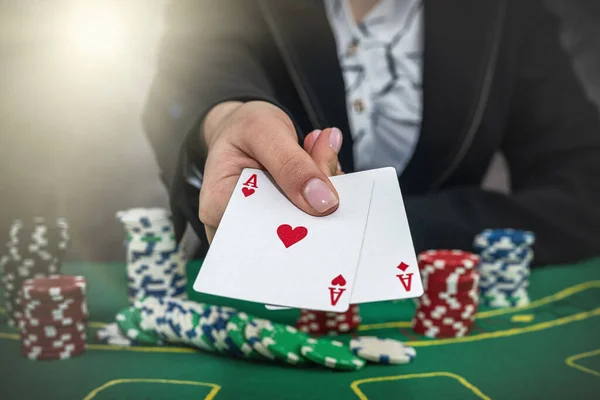 Jovem Mulher Usar Terno Preto Jogando Poker Casino Vencedor — Fotografia de Stock
