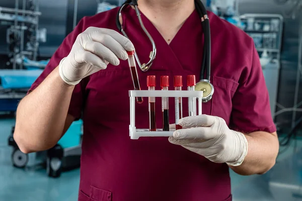 Férfi Orvos Vagy Biokémikus Visel Piros Egyenruhát Kesztyű Vírusos Betegség — Stock Fotó