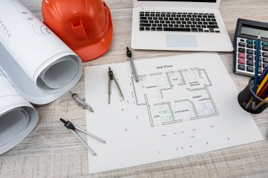 Güvenlik miğferi Wort aletleri ev taslağı çiziminde. mimari kavram