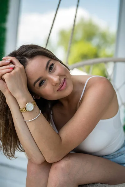 Retrato Uma Jovem Uma Cadeira Balanço Descansando Estúdio Tiro Estilo — Fotografia de Stock