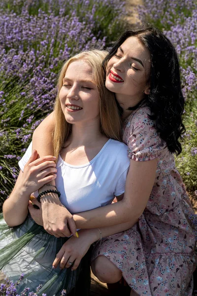 Happy Friends Posing Together Lavender Flowers Big Field — Stock fotografie