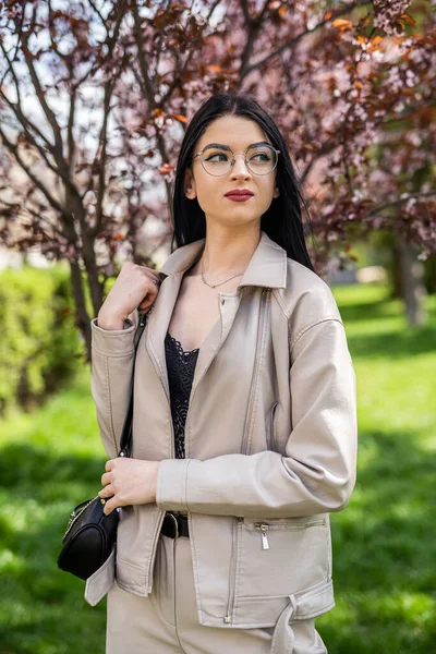 Pretty Young Woman Posing Blooming Cherry Spring Garden Perfect Day — ストック写真