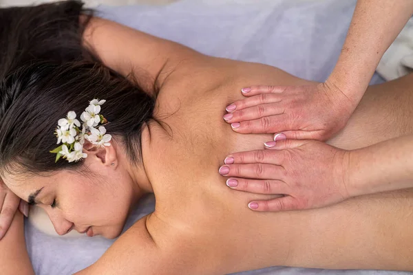 Close Female Hands Make Therapeutic Massage Woman Client Relaxing Table — Stockfoto