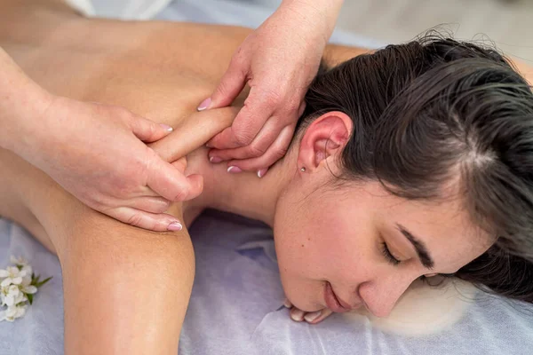 Therapist Performs Professional Hand Massage Back Shoulders Young Beautiful Woman — Foto de Stock