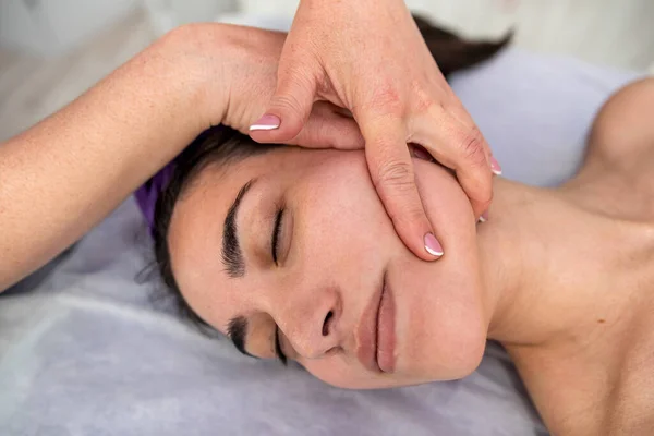 Female Beautician Doing Facial Massage Her Female Client Beauty Clinic — ストック写真